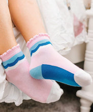 Load image into Gallery viewer, Jefferies Socks Scalloped Stripe Crew Socks- 6 Pair Pack