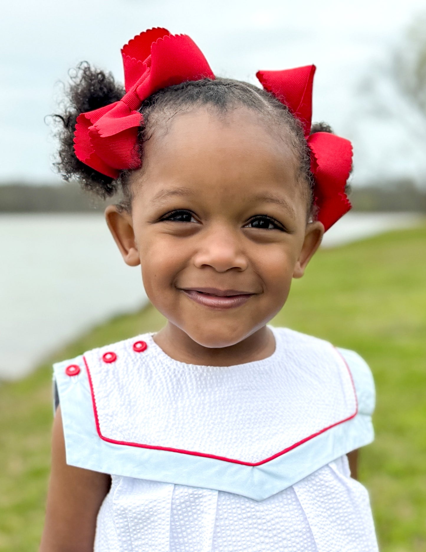 Wee Ones Medium Grosgrain Scalloped Edge Girls Hair Bow